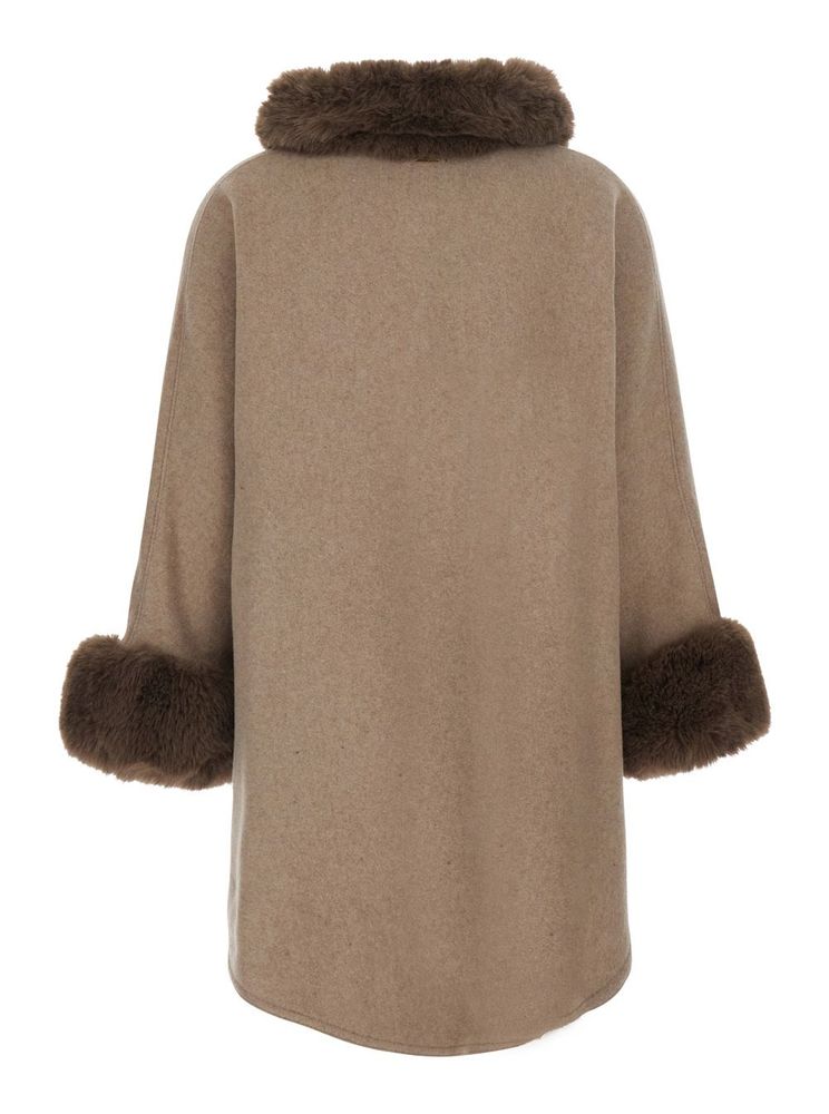 Cloth Poncho With Long-Fiber Details